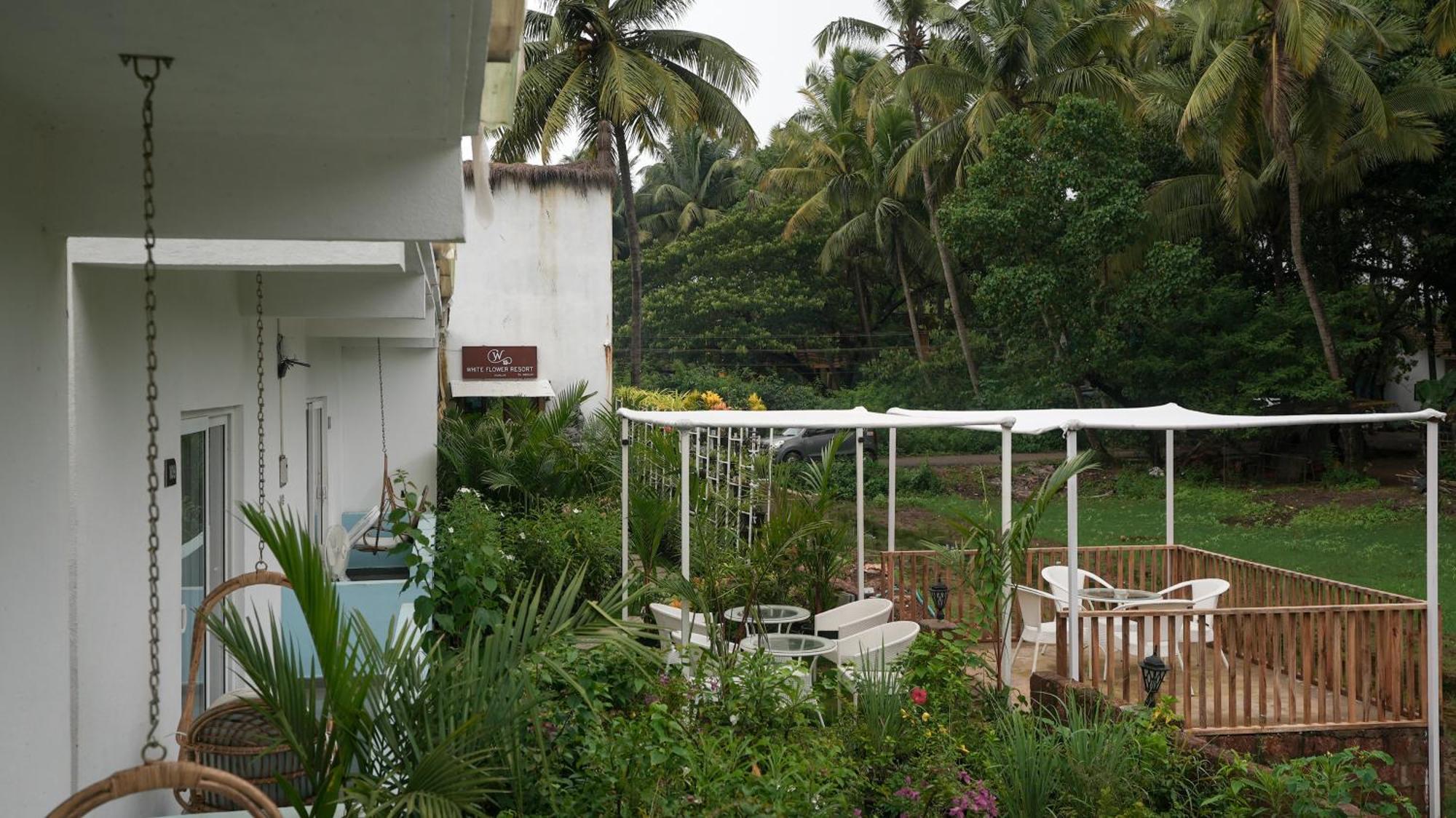Whiteflower Resort Morjim Exterior foto