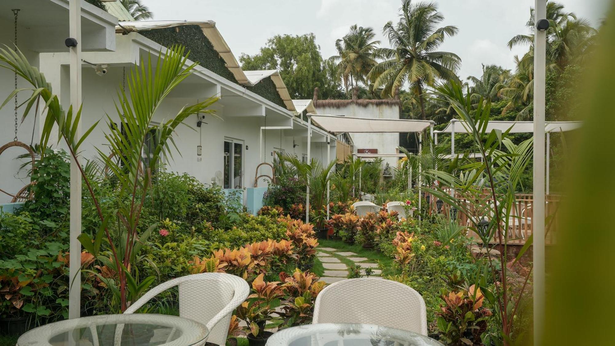 Whiteflower Resort Morjim Exterior foto